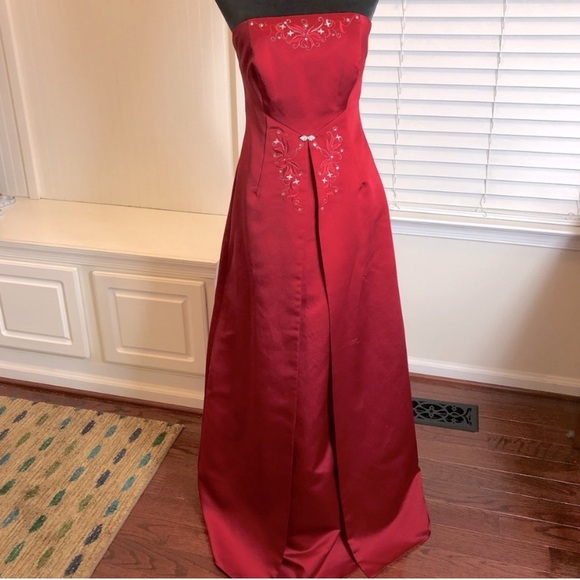 Michaelangelo Red Dress with Embroidery, Size 12 See photos for measurements. - Picture 1 of 12